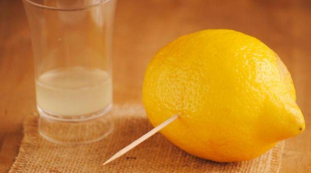 Como retirar sumo de limão sem o estragar?