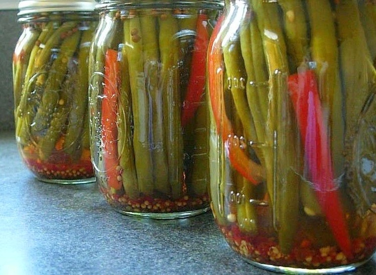 Pickles Picantes de Feijao Verde