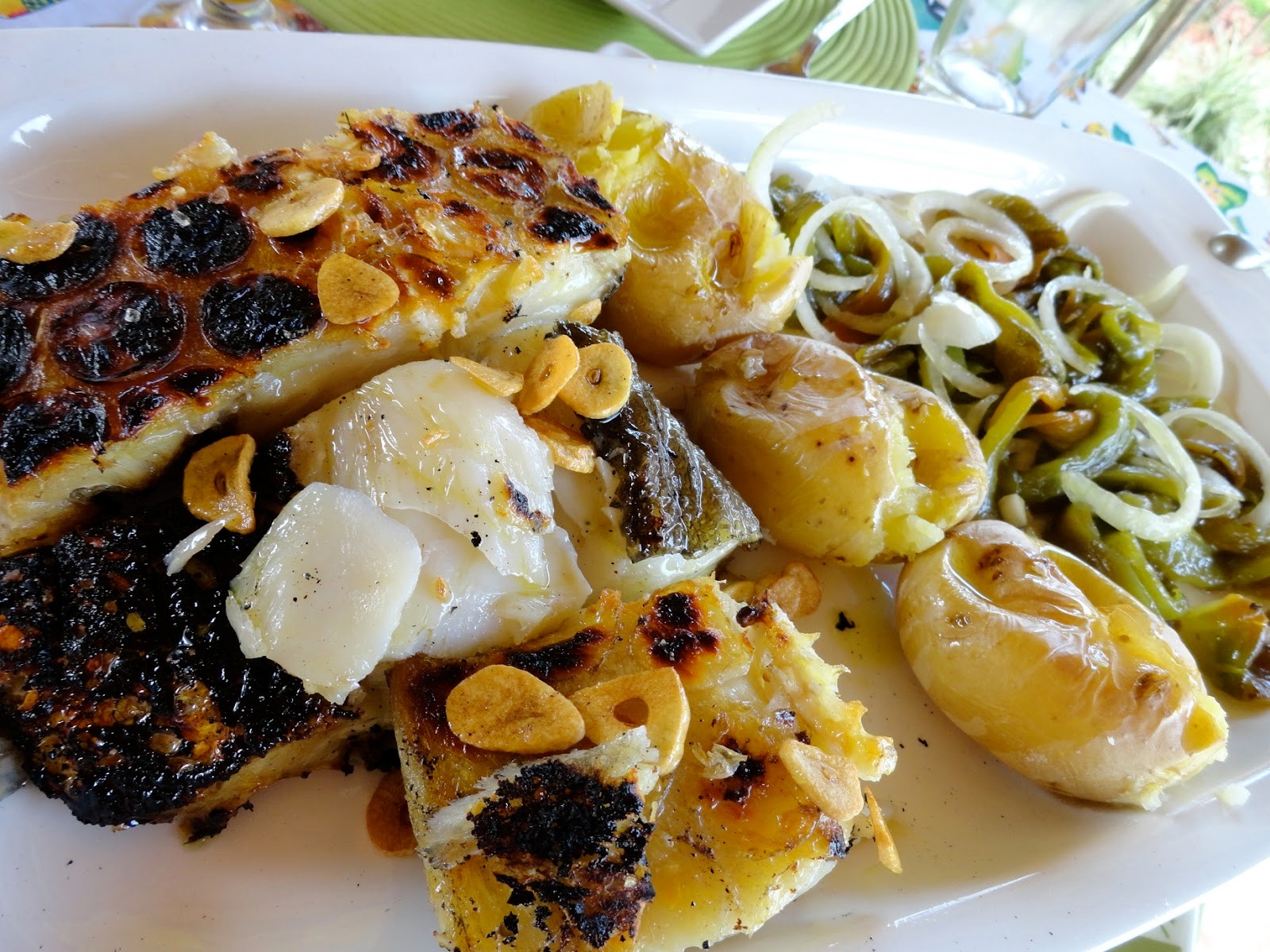 Receita de Bacalhau assado com batata a murro e pimentos verdes