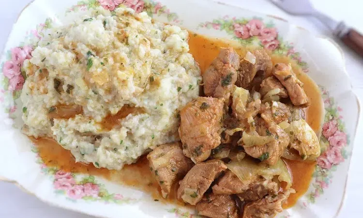 Carne de porco com migas