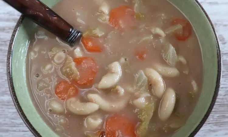 Sopa de feijão encarnado