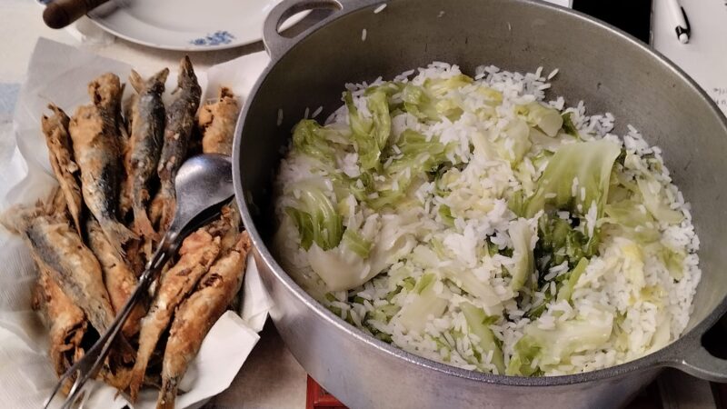 Arroz de Couve Troncha com Petinguinhas Fritas