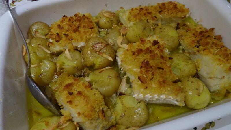 Bacalhau em cama de cebolada com broa