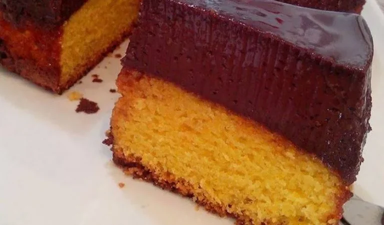 Bolo de cenoura com pudim de chocolate