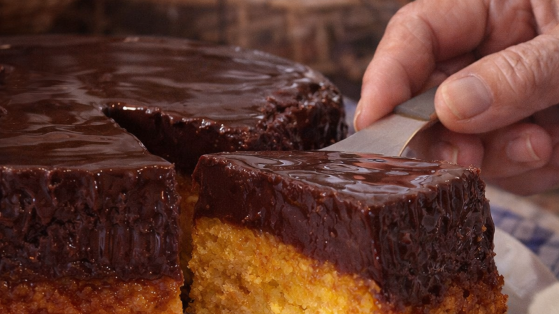 Bolo de cenoura com pudim de chocolate