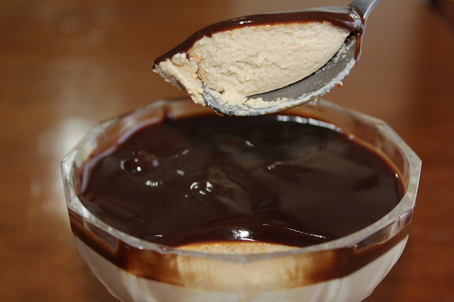 Mousse de café com calda de café