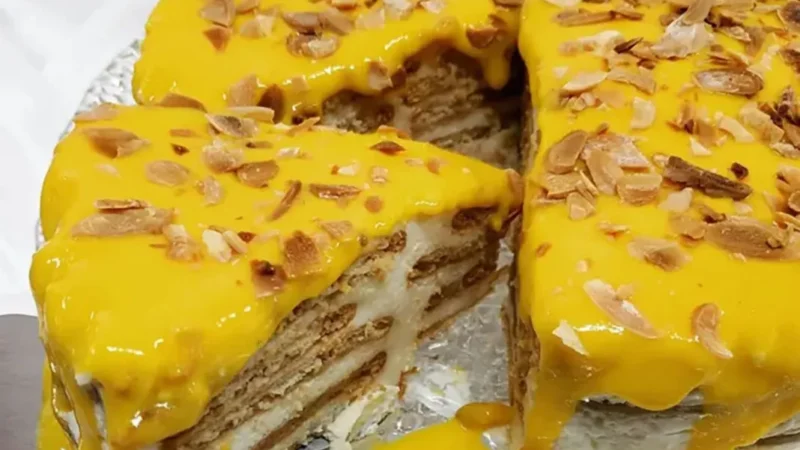 Bolo de bolacha com cobertura de doce de ovos