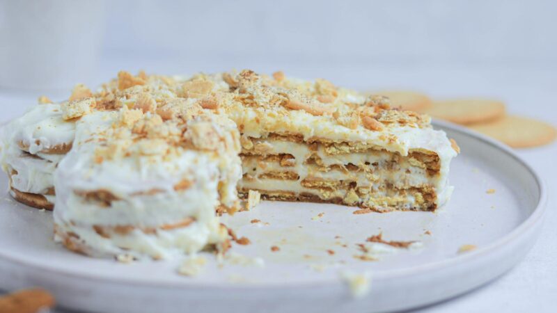 BOLO DE BOLACHAS COM NATAS E IOGURTE