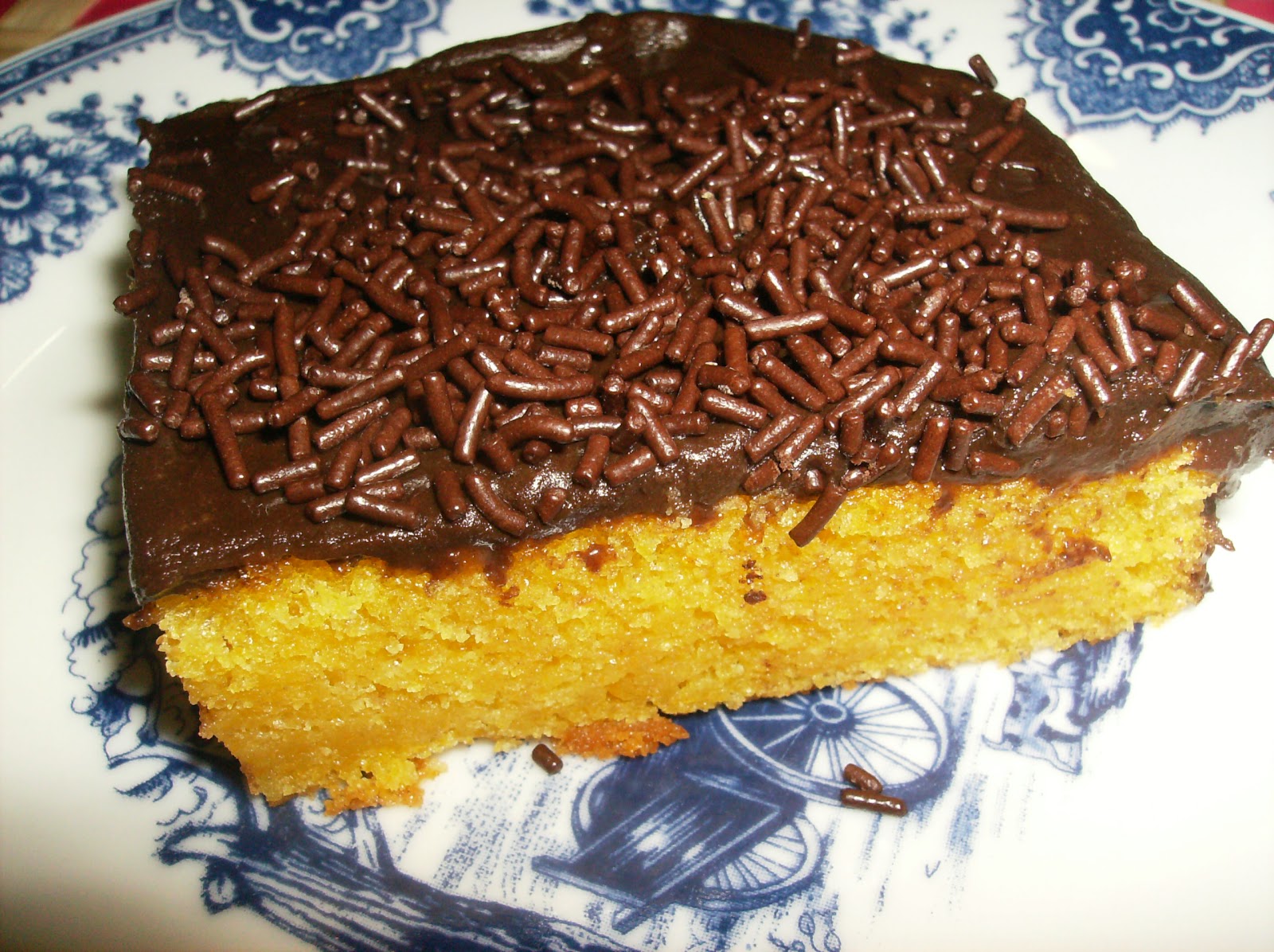 Bolo de cenoura com cobertura de brigadeiro