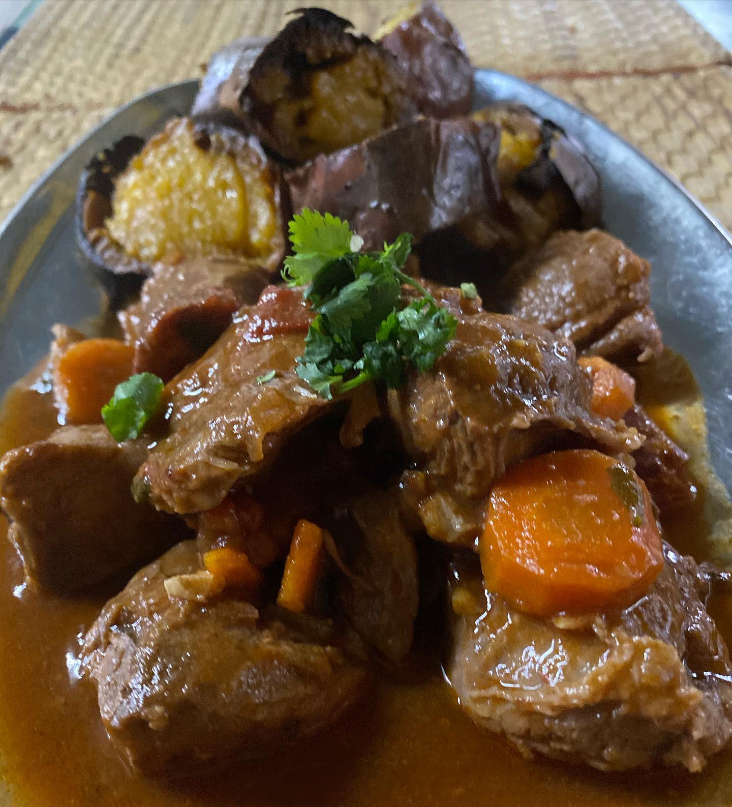 Bochechas Estufadas com Batata-Doce Assada