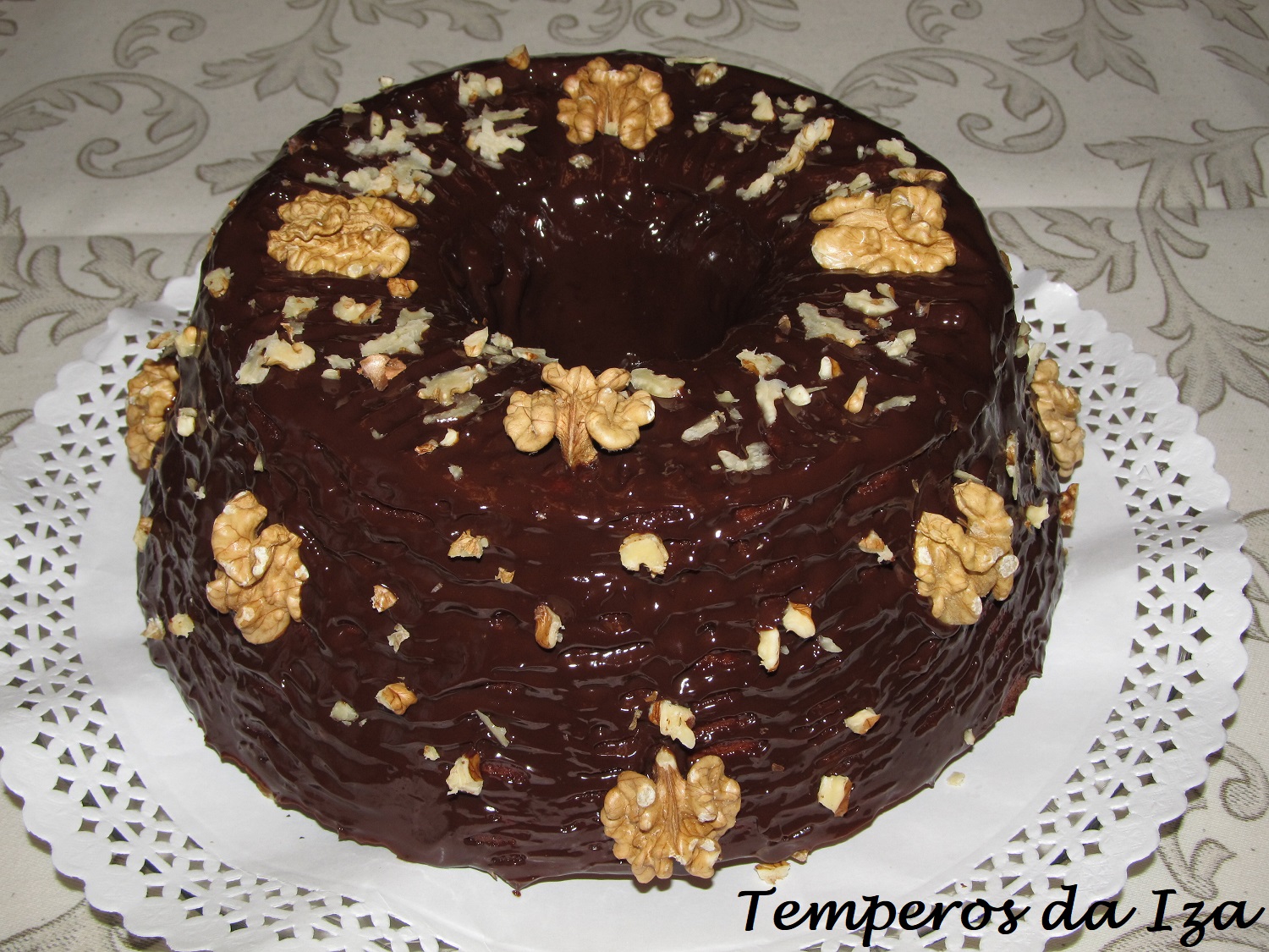 Bolo de Nozes com Cobertura de Chocolate