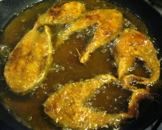 Sável Frito com Açorda de Alho e Coentros