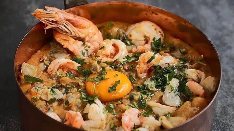 Açorda de marisco à Alentejana