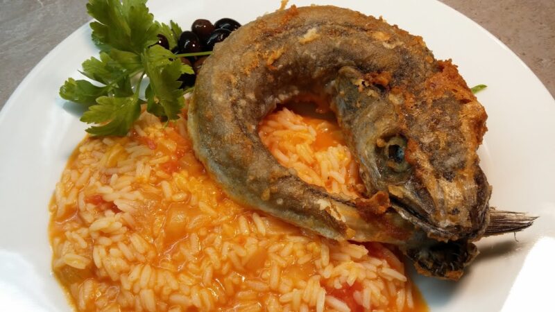 Pescadinhas com Rabo na Boca e Arroz de Tomate – Um Clássico da Mesa Portuguesa