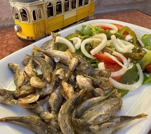 Joaquinzinhos fritos com salada de pimentos