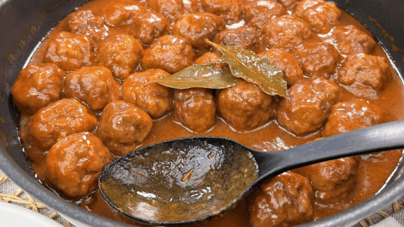 Almôndegas com molho de pimentos