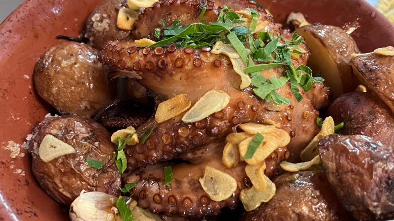 Polvo à Lagareiro com Batata a Murro e Alhinhos