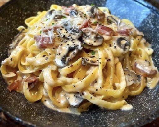 Tagliatelle de bacon e cogumelos