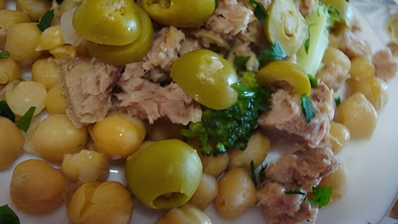 Salada da Preguiça. Grão e atum com brócolos