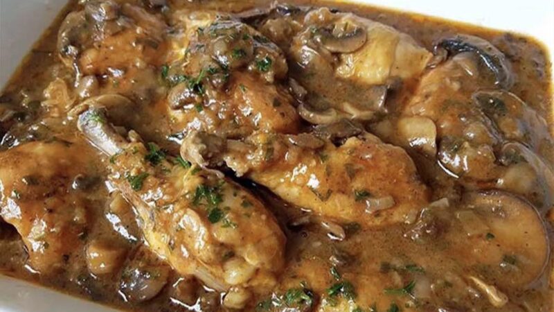 Frango com molho de cogumelos