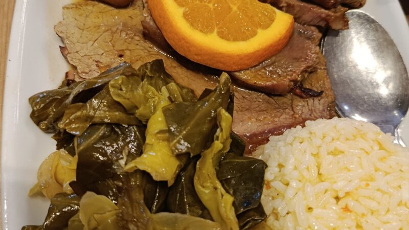 Vitela Assada no Forno com Batatinhas, Arroz e Repolho Cozido