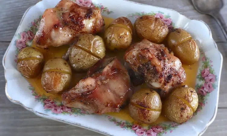 Coelho com batatas no forno