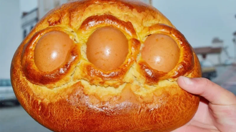 Folar tradicional da Páscoa com 3 ovos