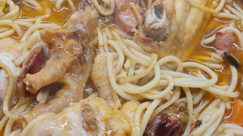 Frango Estufado com Esparguete