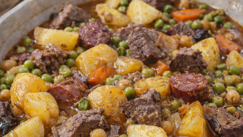 Vitela Guisada à Portuguesa com Batatas e Ervilhas