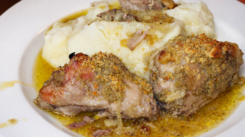 Coelho com broa e pasta de azeitona verde